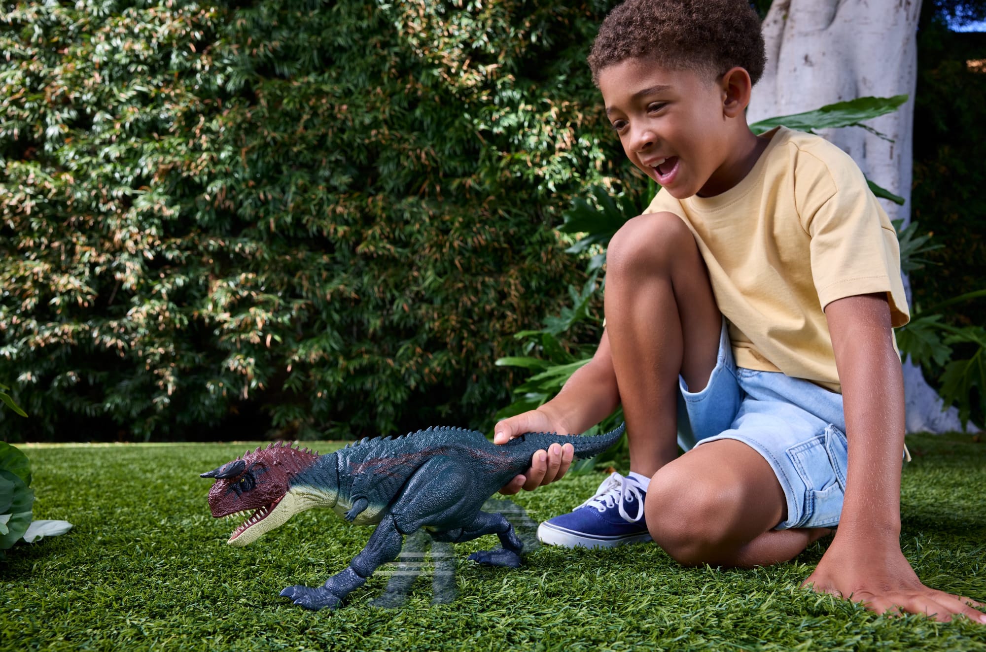 Jurassic World Charge N Chomp Carnotaurus Running Roaring Dinosaur Action Figure. Digital Play - Image 2