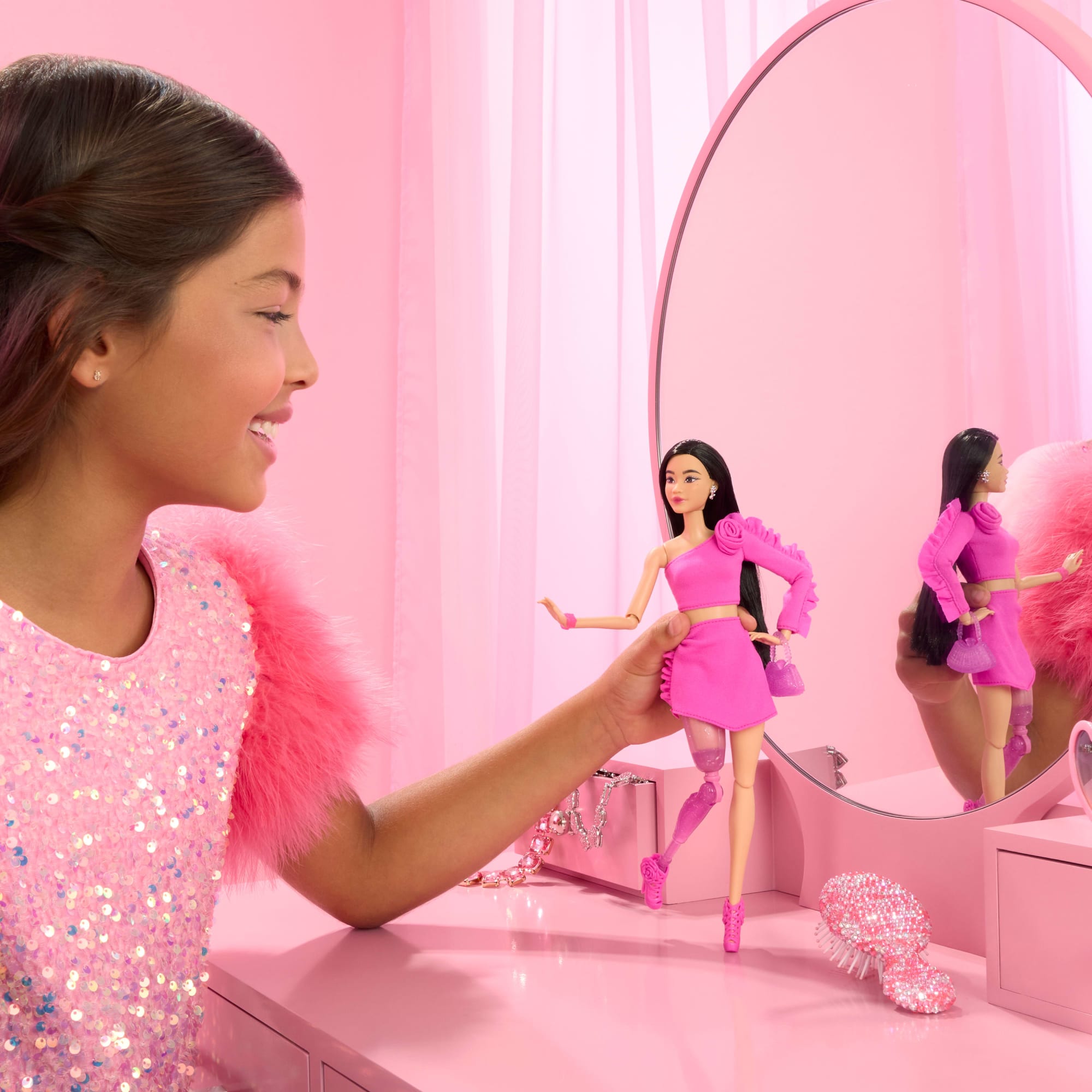 Barbie Style de Luxe Poupée 2. Barbiecore. Jambe Artificielle - Image 2