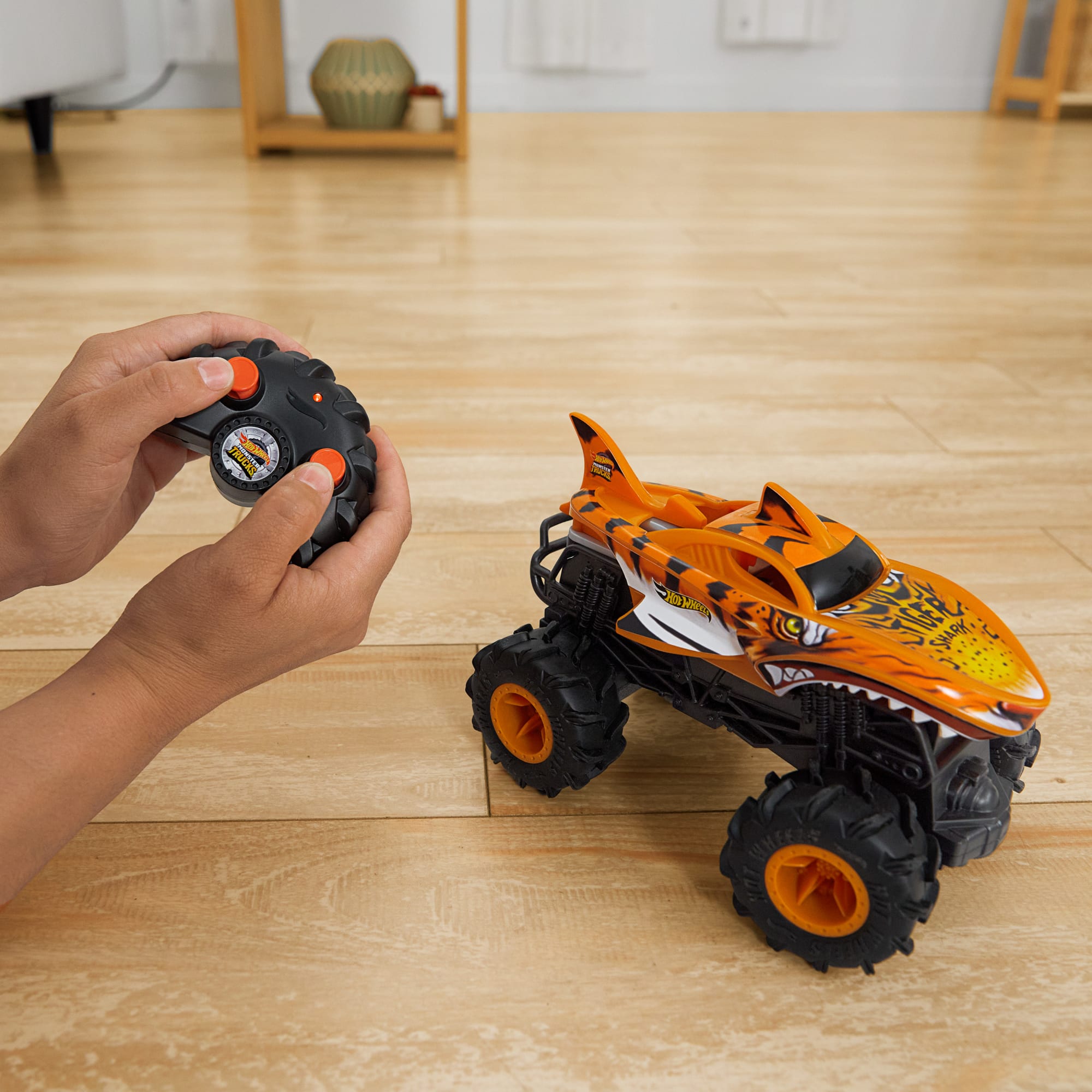 Hot Wheels Monster Trucks Téléguidé Hw Tiger Shark Rc. Échelle1:24 - Image 3