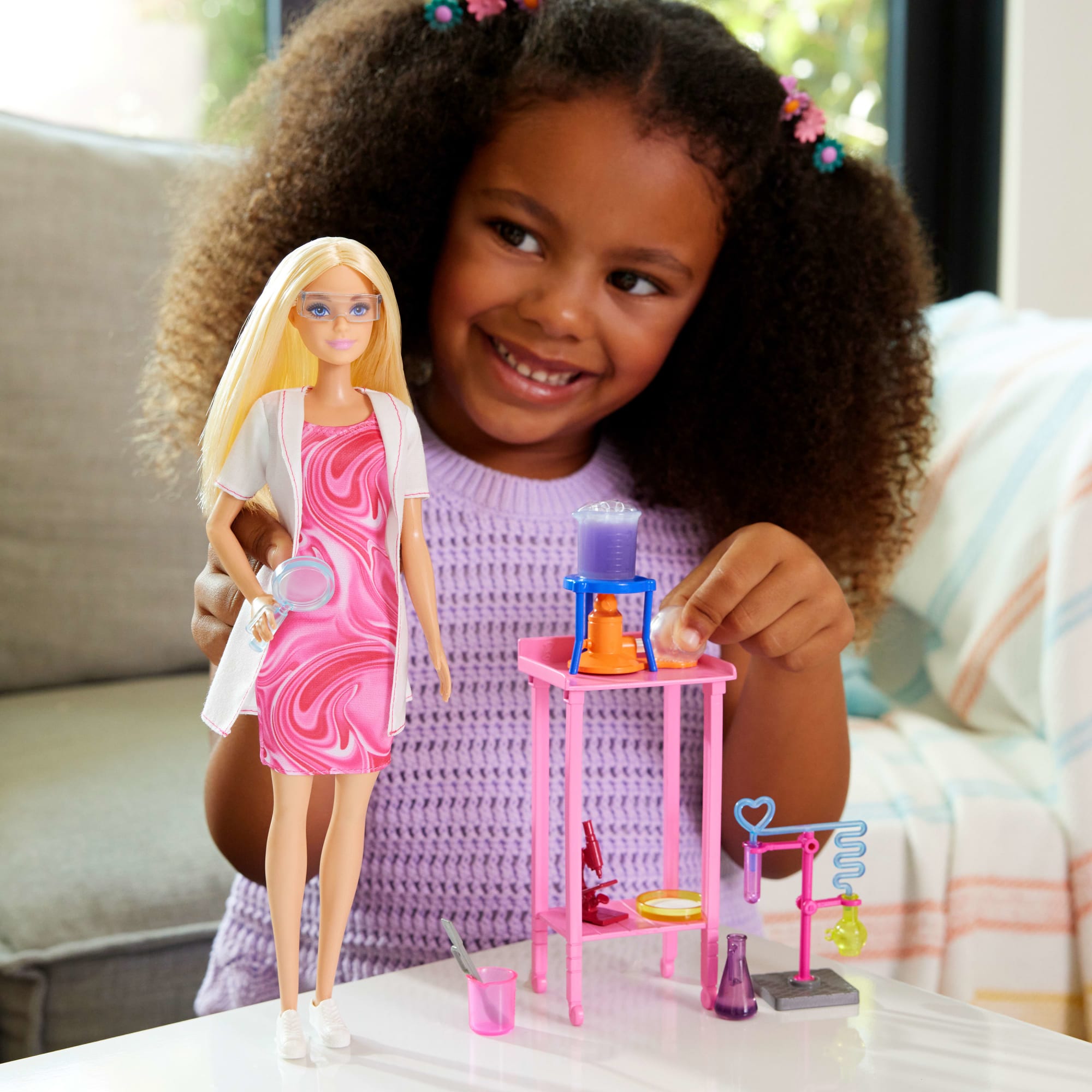Barbie Poupée Mode et Accessoires Scientifique. Blonde. Table - Image 2