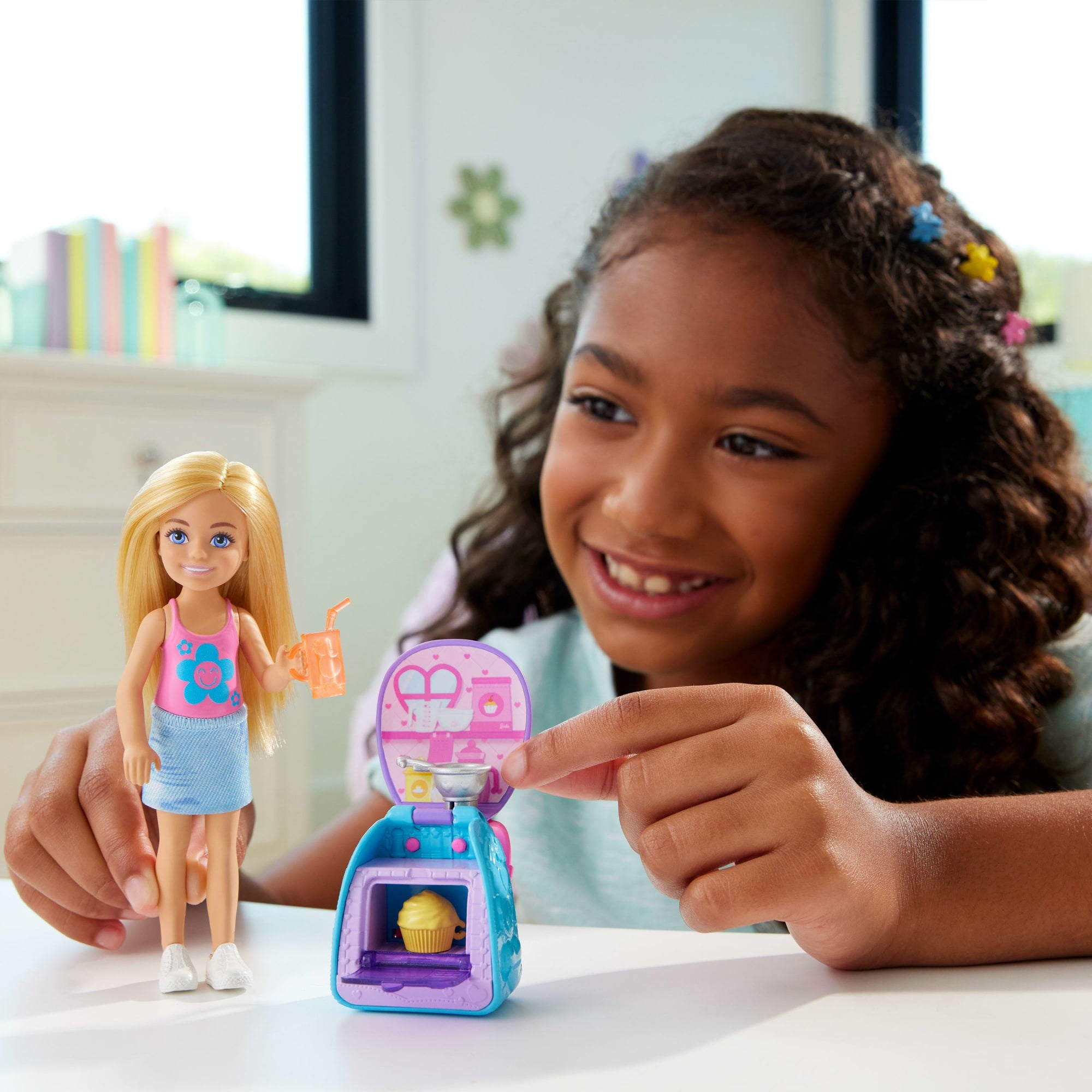 Barbie Family & Friends Chelsea Cupcake Baking Backpack Chelsea Doll And Accessories. Backpack With Cupcake Play Piece - Image 2