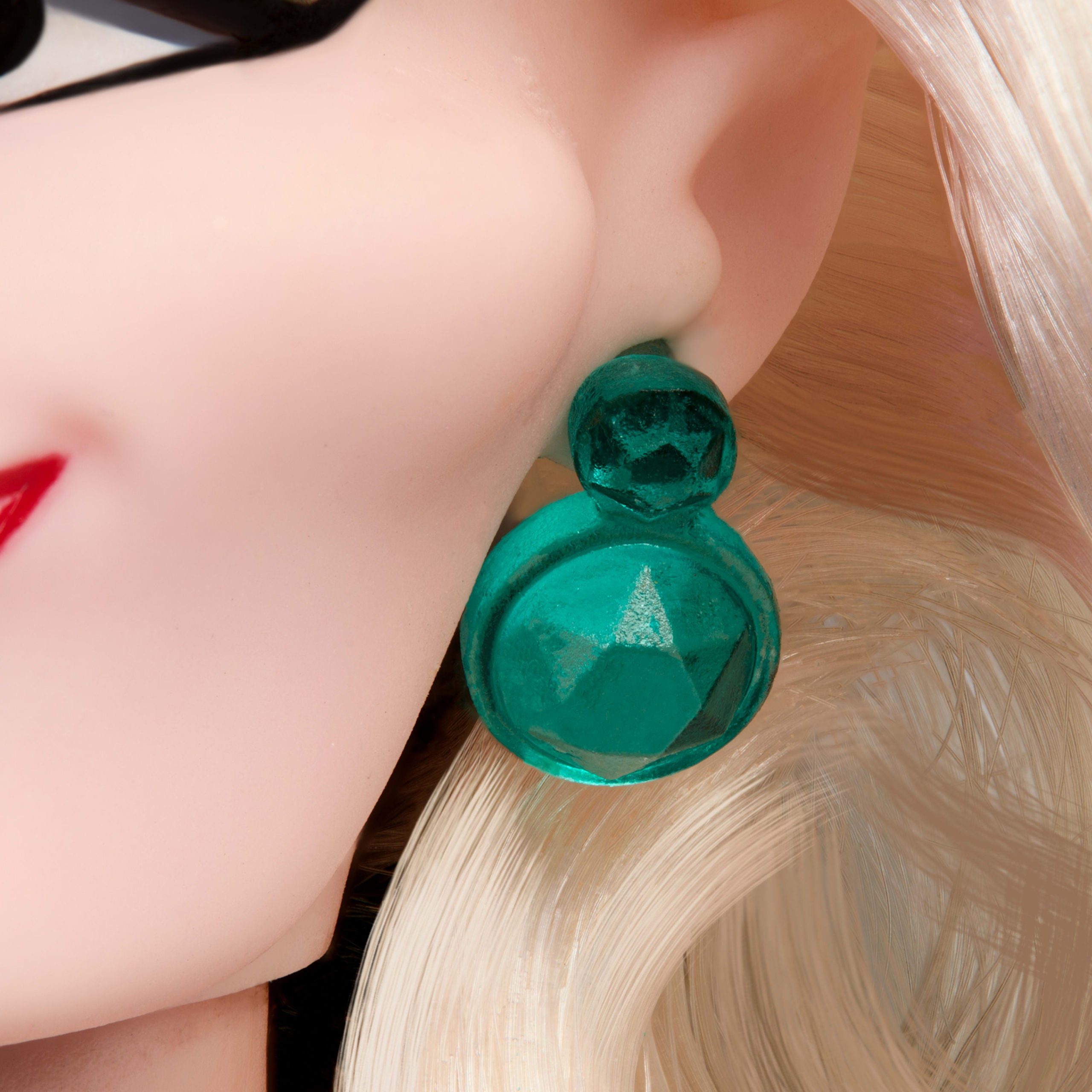Disney Collector Cruella De Vil Collectible Villains Fashion Doll in Signature Look With 1 Accessory - Image 4