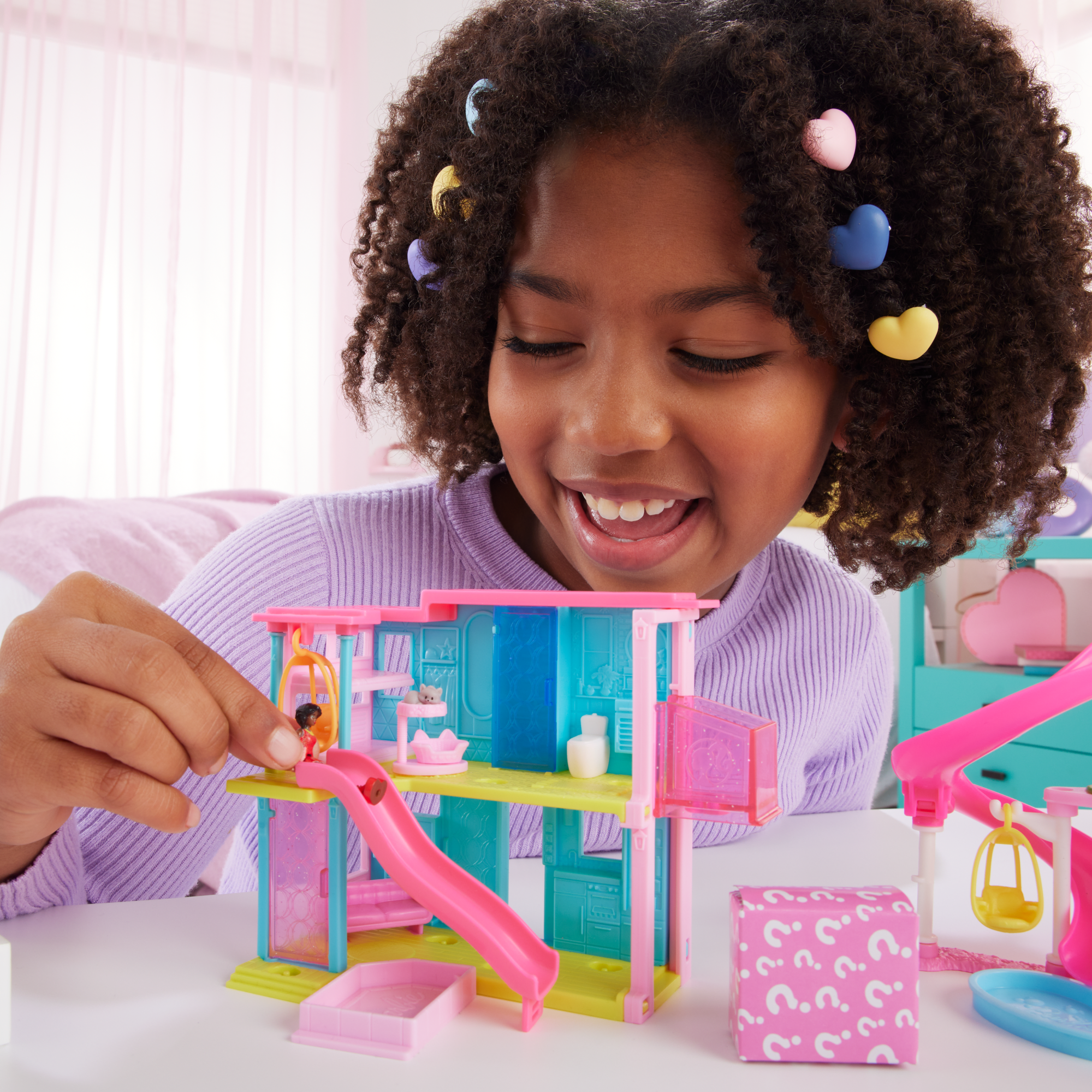 Barbie Mini Barbieland Coffrets Maison de Poupée. Poupée 3.81 Cm - Image 2