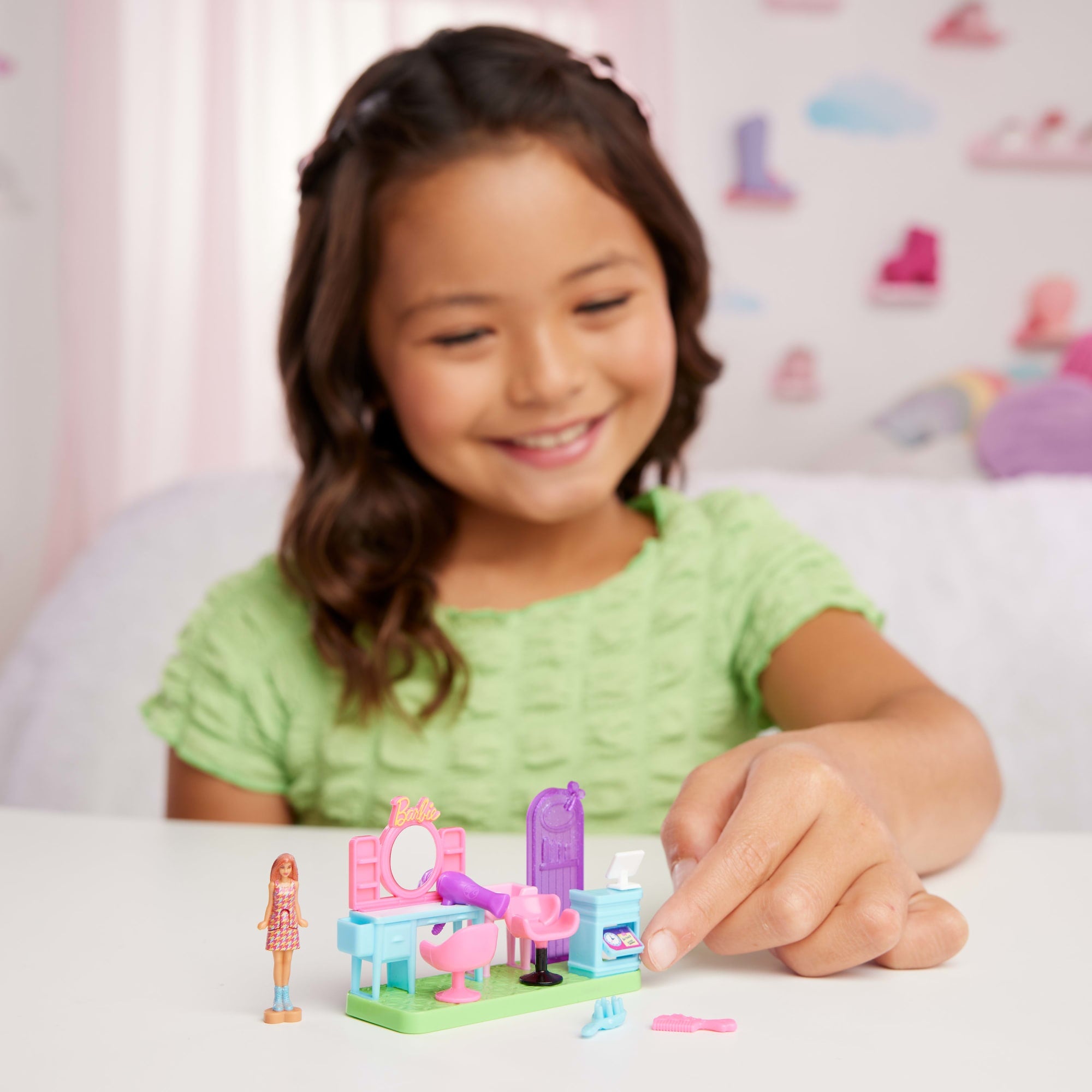 Barbie Mini BarbieLand Set de Juego Estética con Mini Muñeca - Image 2